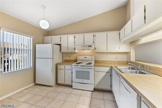 9305 Lake Park Dr in Ft. Myers, FL - Building Photo - Building Photo