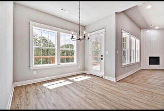 24 S Cheshnut Dr in Bella Vista, AR - Foto de edificio - Building Photo