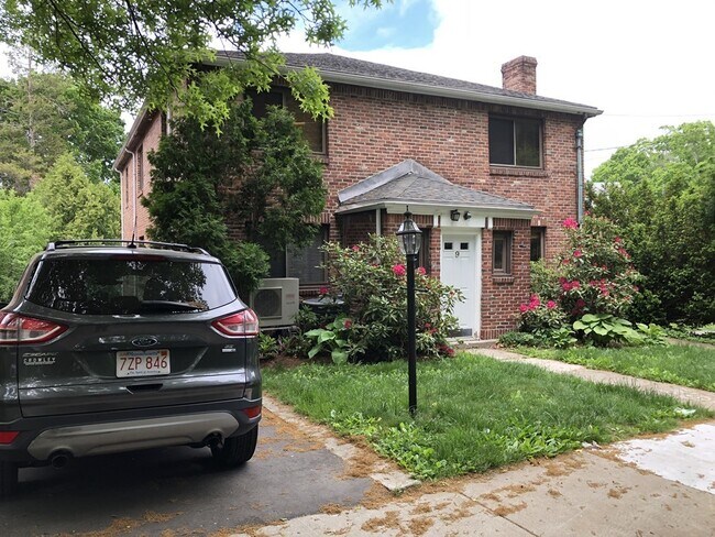 9 Reservoir Rd in Brookline, MA - Foto de edificio - Building Photo