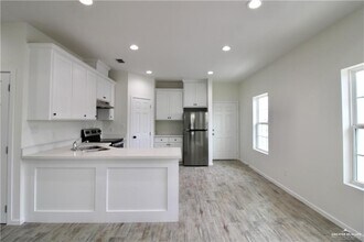 14 Hooper St in San Juan, TX - Foto de edificio - Building Photo
