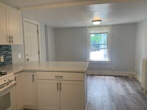 50 William St, Unit Remodeled 2nd Floor Apt in New Haven, CT - Building Photo - Building Photo