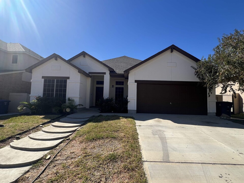 324 Silverleaf Oak in Laredo, TX - Foto de edificio