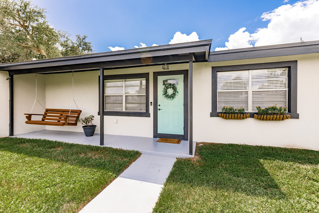 3241 Crestwood Dr in Port Charlotte, FL - Foto de edificio