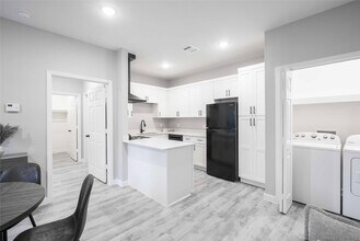 2414 Penick Rd in Waller, TX - Foto de edificio - Building Photo