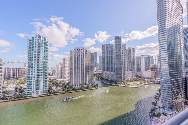 325 Biscayne Blvd in Miami, FL - Building Photo - Building Photo