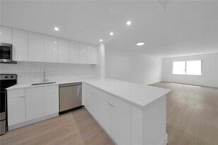 251 Galen Dr in Key Biscayne, FL - Building Photo