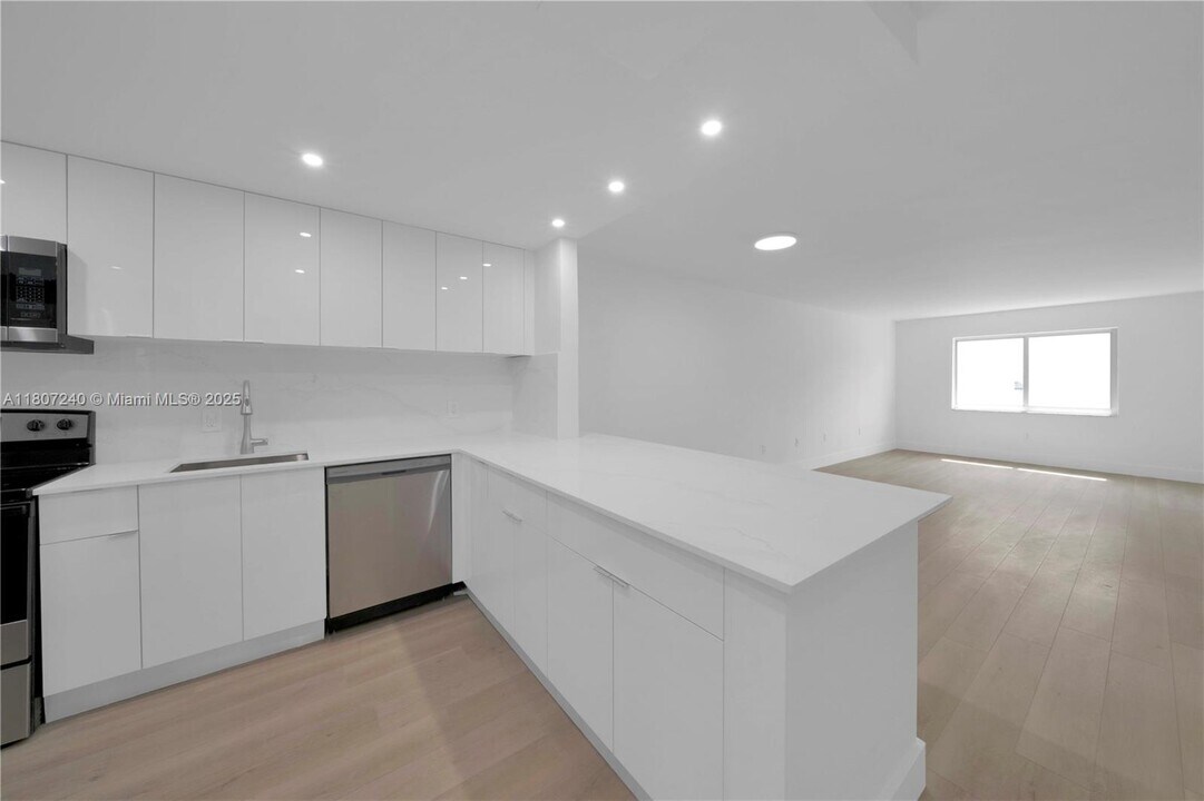251 Galen Dr in Key Biscayne, FL - Building Photo