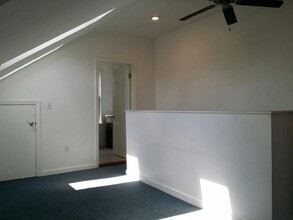 23 Townsend St, Unit b in Waltham, MA - Building Photo - Building Photo