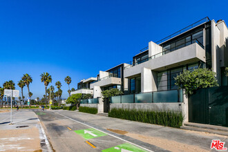 109 Ocean Front Walk in Los Angeles, CA - Building Photo - Building Photo