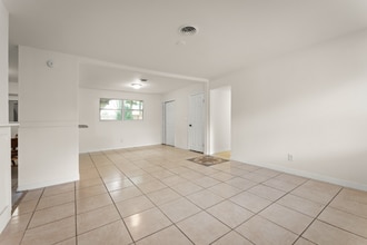 6750 Snow White Dr in Jacksonville, FL - Building Photo - Building Photo