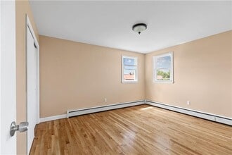 21 Reardon Dr in Middletown, RI - Building Photo - Building Photo
