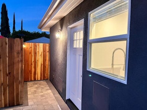 5246 Canoga Ave in Los Angeles, CA - Building Photo - Building Photo