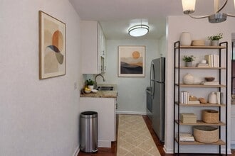 970 Palm Avenue, Unit 107 in West Hollywood, CA - Foto de edificio - Building Photo