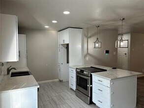 4200 Oak Country Dr in Arlington, TX - Building Photo - Building Photo