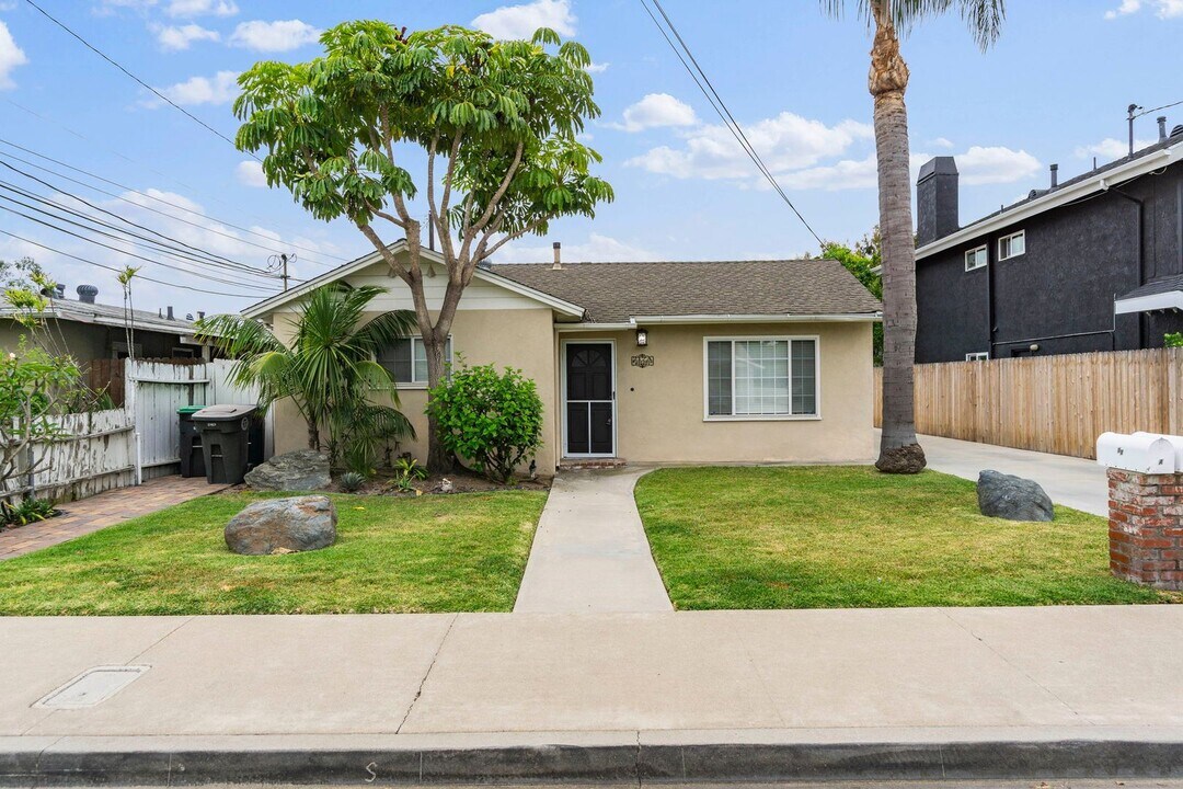 217 E 20th St in Costa Mesa, CA - Building Photo