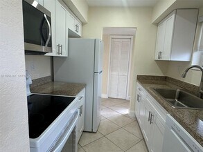 8475 SW 94th St in Miami, FL - Building Photo - Building Photo