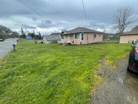 966 Walnut St in Roseburg, OR - Building Photo
