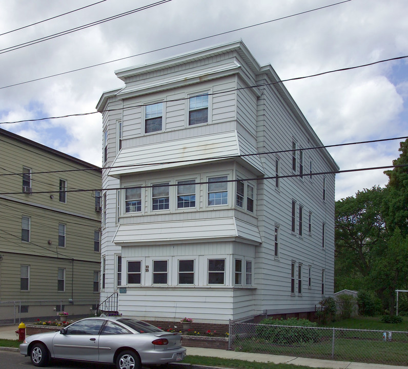 33 Ames Ave in Chicopee, MA - Building Photo