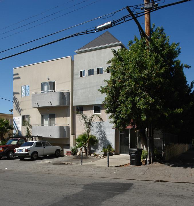 10205 Samoa Ave in Tujunga, CA - Foto de edificio