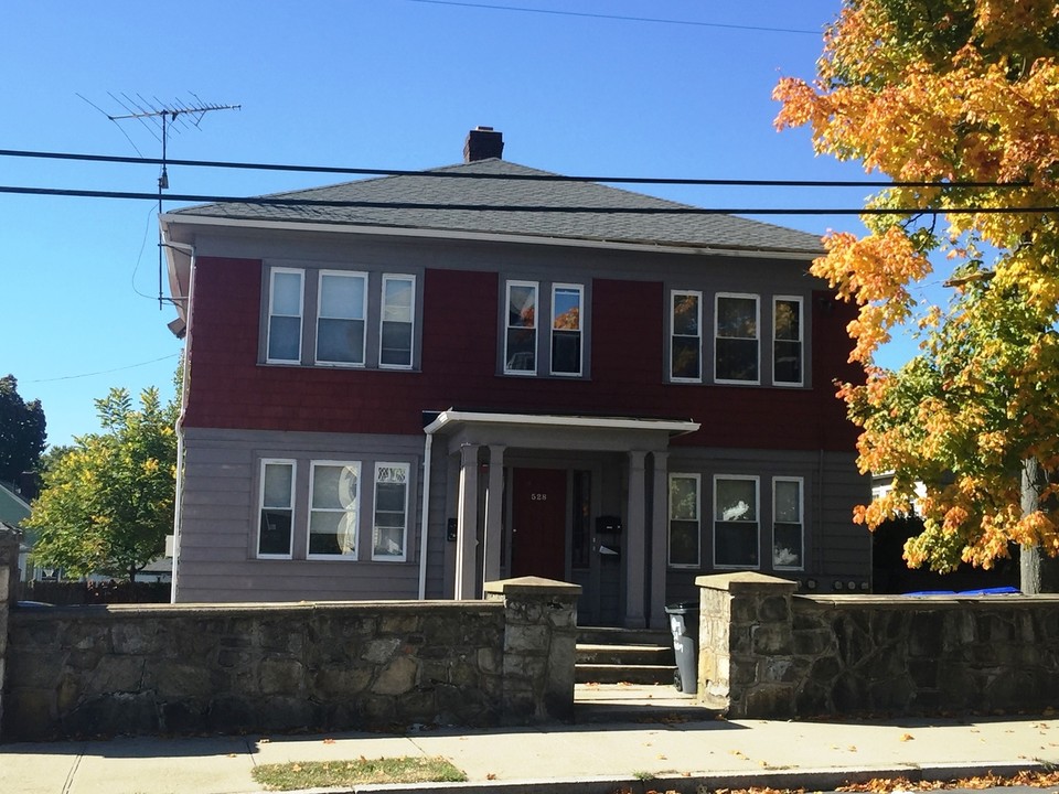 528 Academy Ave in Providence, RI - Building Photo