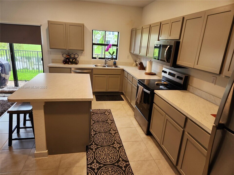 880 NW 3rd Way in Pompano Beach, FL - Building Photo