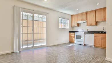 1332 Palos Verdes Dr in San Mateo, CA - Building Photo - Interior Photo