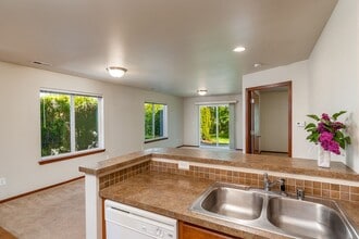 1676 Stremler Dr in Oak Harbor, WA - Building Photo - Building Photo