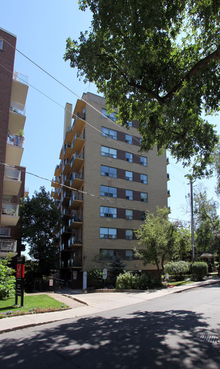 Gail Manor in Toronto, ON - Building Photo