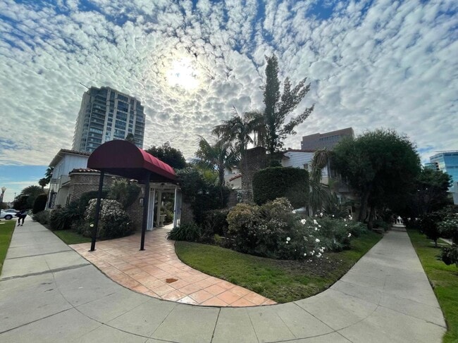 10806 Lindbrook Dr, Unit 2 in Los Angeles, CA - Building Photo - Building Photo