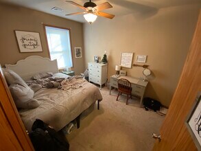 1203 Thurston St, Unit 3 in Manhattan, KS - Foto de edificio - Building Photo