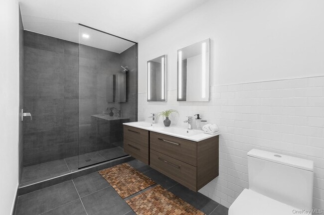 475 Kent Ave in Brooklyn, NY - Building Photo - Building Photo