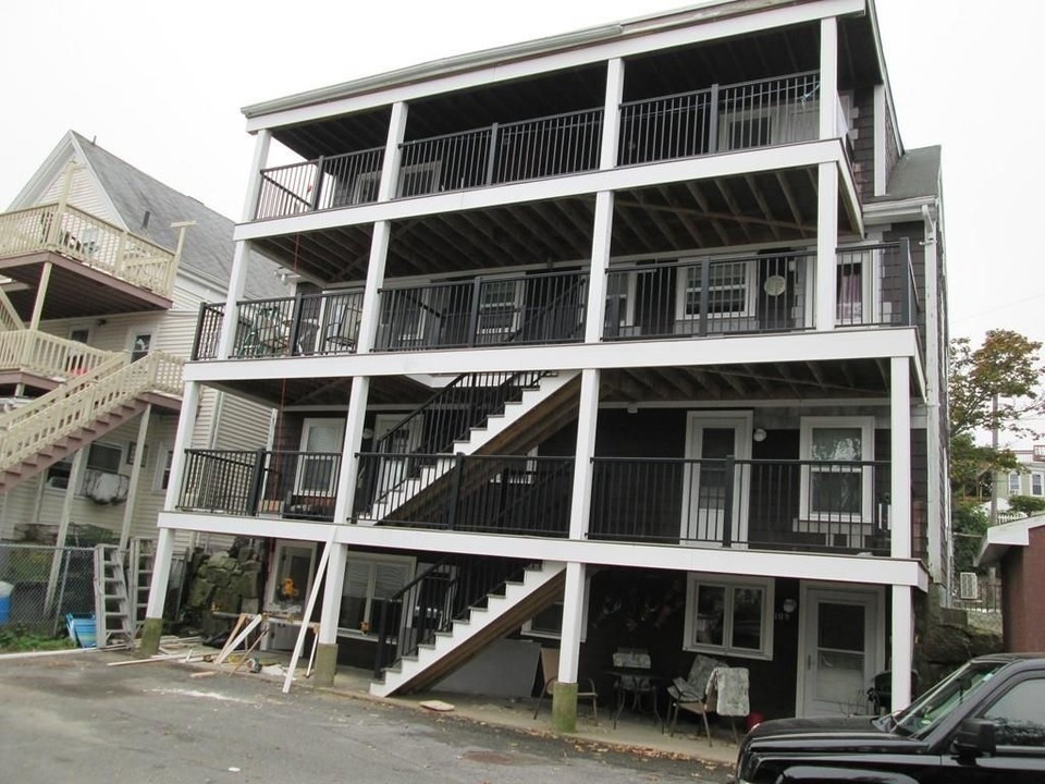 107 Washington St in Gloucester, MA - Building Photo