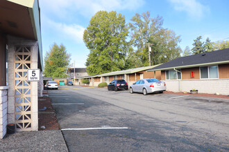 Colonial Village Apartments in Tacoma, WA - Building Photo - Building Photo