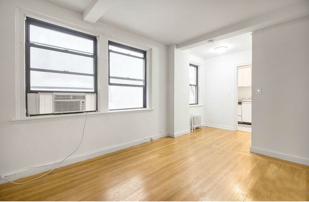 336 E 43rd St in New York, NY - Building Photo