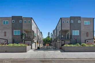 13536 Vanowen St in Los Angeles, CA - Building Photo - Building Photo