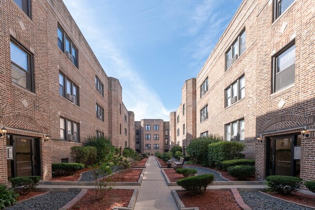 3732 N Pine Grove Ave, Unit J00W in Chicago, IL - Building Photo - Building Photo