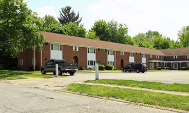 Colonial Village in Painesville, OH - Foto de edificio - Building Photo