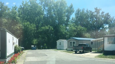 Whispering Valley Mobile Home Park in Lewistown, OH - Foto de edificio - Building Photo