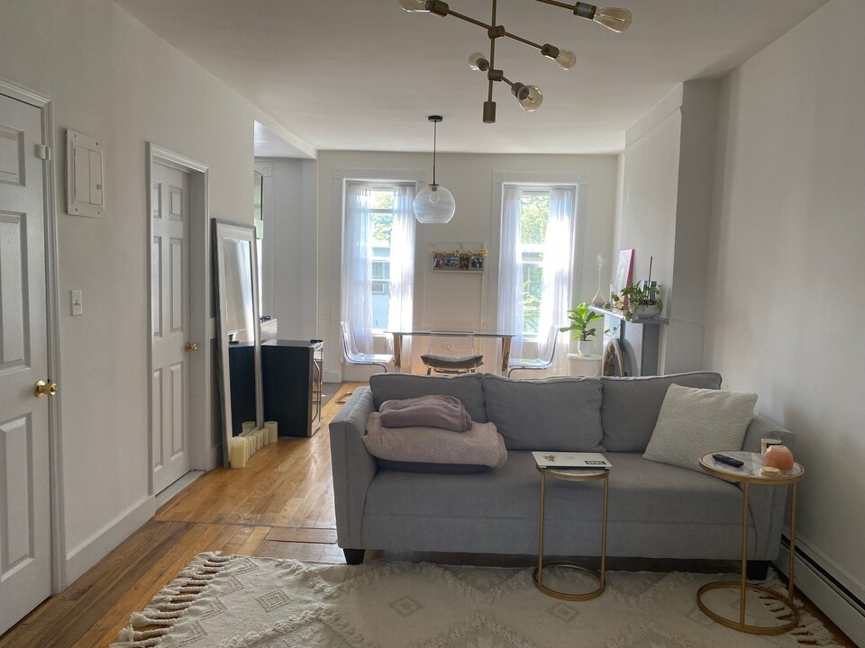 818 Halsey St, Unit 2 in Brooklyn, NY - Building Photo