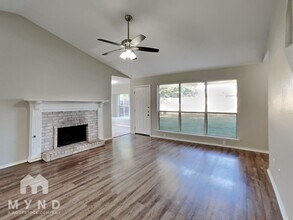 705 Stonebrooke Dr in Burleson, TX - Foto de edificio - Building Photo