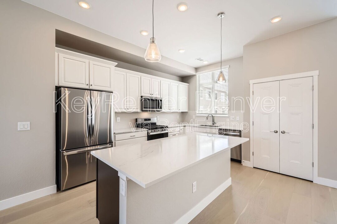 15592 W Warren Ave in Lakewood, CO - Building Photo