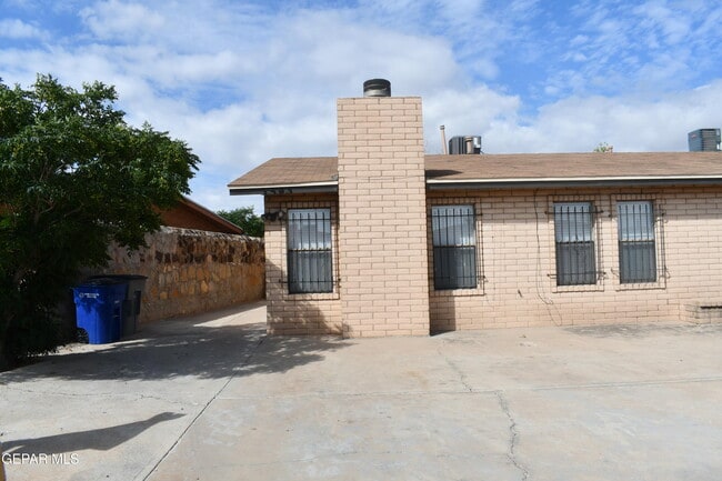 property at 3545 E Glen Dr