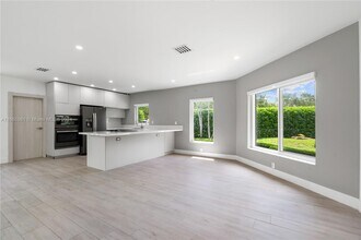 4020 Riviera Dr in Coral Gables, FL - Foto de edificio - Building Photo