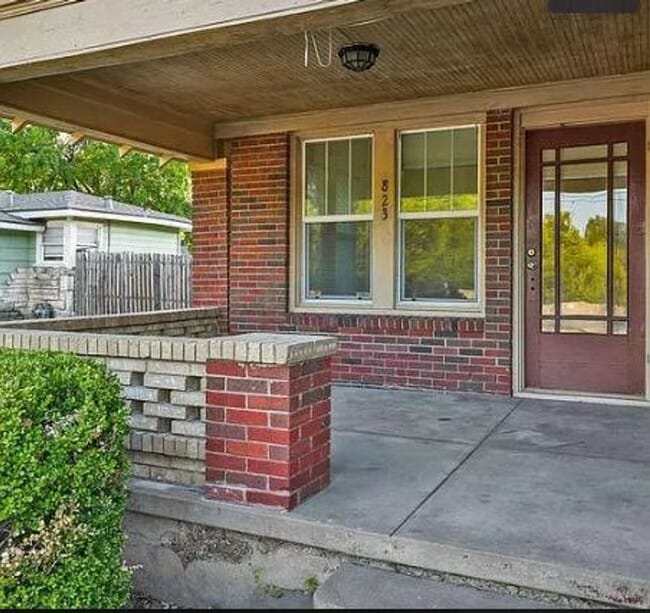 property at 823 N Dallas Ave