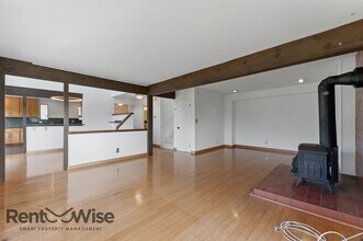 6845 Thornhill Dr in Oakland, CA - Building Photo - Building Photo