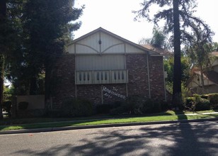 The Robinwood Apartments in Fresno, CA - Building Photo - Building Photo