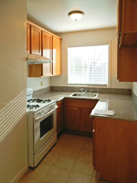 St. Maarten Apartments in Oakland, CA - Building Photo - Building Photo