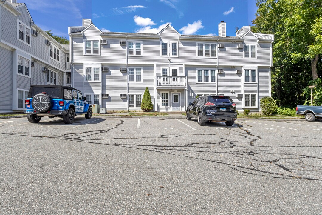 82 Longview St in Waterford, CT - Building Photo