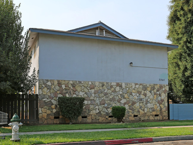 3364 E Sierra Madre Ave in Fresno, CA - Foto de edificio - Building Photo