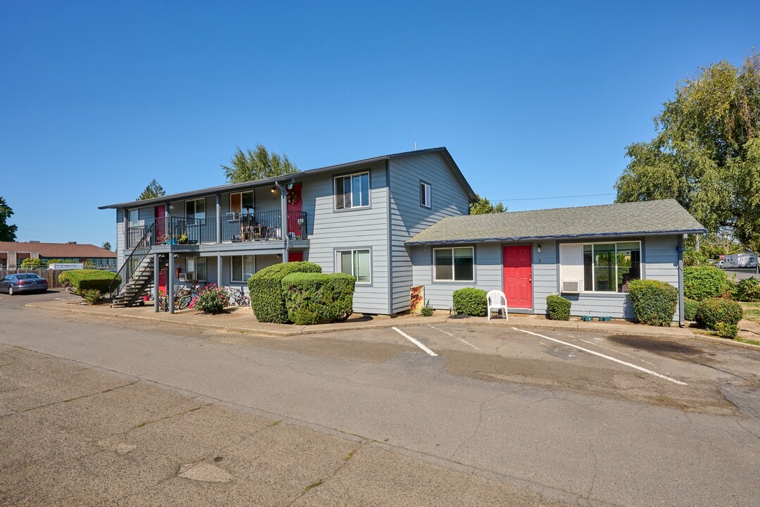 800 S 4th St in Independence, OR - Building Photo